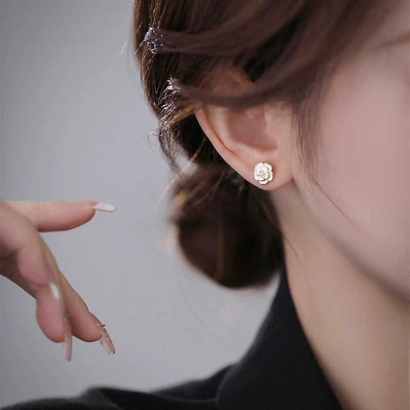 Pendientes Botón de Flor Blanca en Plata S925 – Elegantes para Toda Ocasión