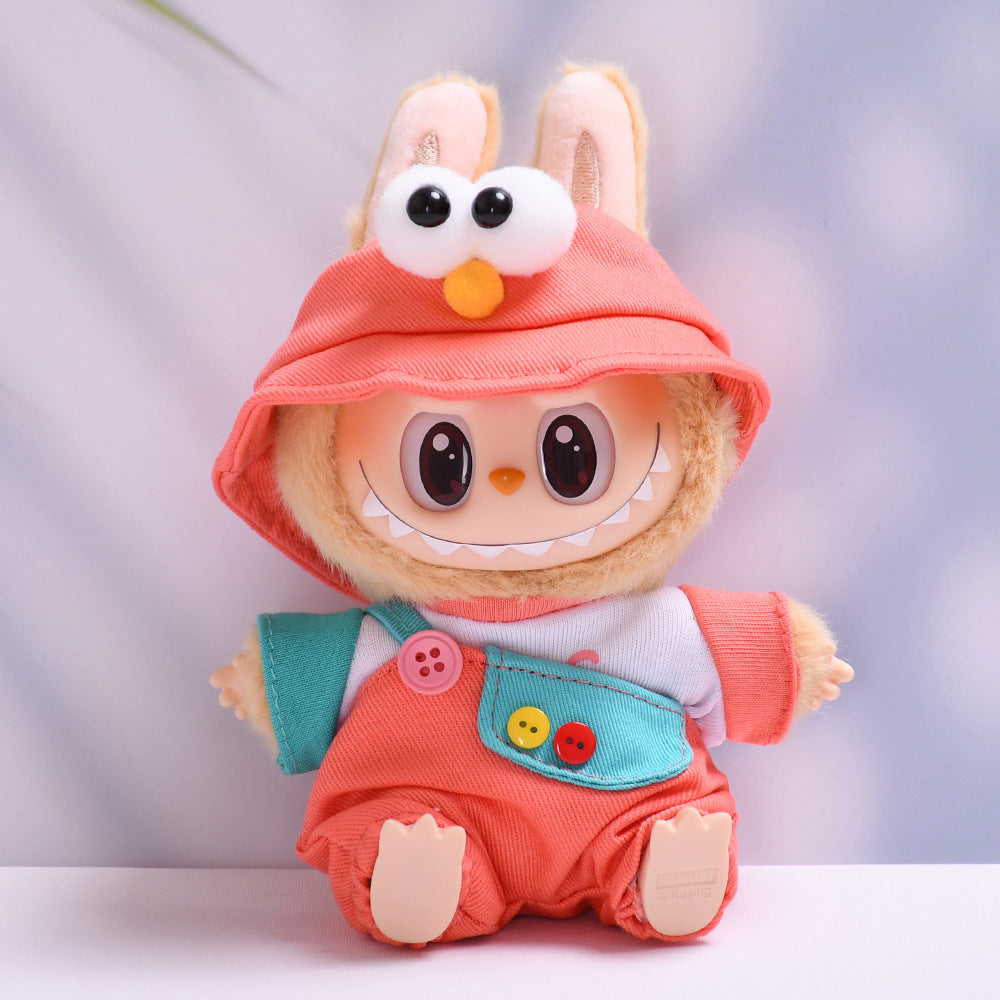 Accesorio para muñeco Labubu con peto coral y gorro con ojos grandes. Diseño colorido y divertido para juegos de rol.