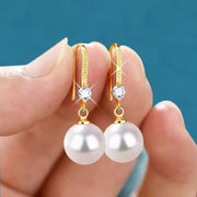Aretes con Colgante de Perlas Blancas Medianas – Cierre Tipo Gancho