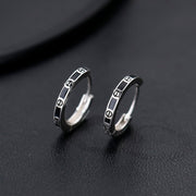 Aros Pequeños en Plata 999 – Diseño Geométrico y Contraste Negro