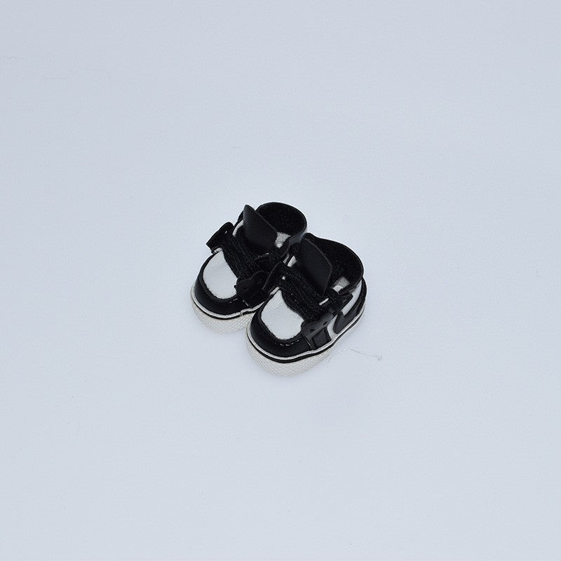 Zapatillas deportivas negras y blancas para muñecos Labubu de 17CM, parte de la colección de calzado para figuras de juguete.