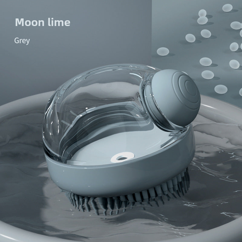 Cepillo de baño de silicona en color gris con dispensador de jabón. Accesorio ideal para el aseo y masaje de mascotas.