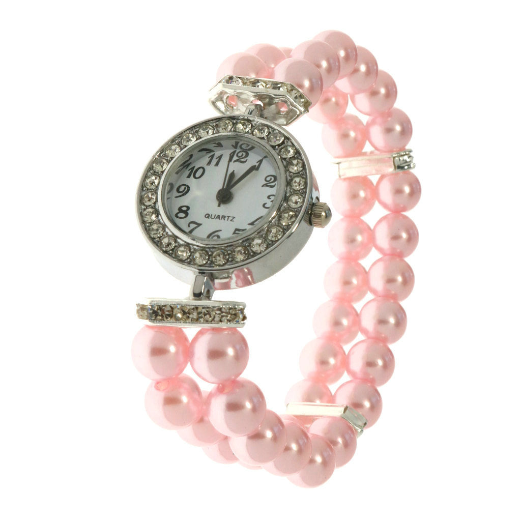 Reloj estilo japonés con pulsera de perlas sobre fondo neutro