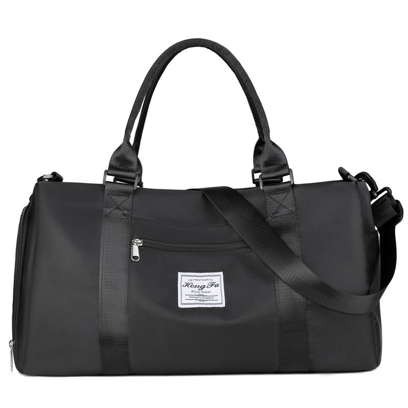 Bolsa de gimnasio impermeable negra con correa ajustable y bolsillo frontal. Estilo moderno para uso diario o viajes cortos.