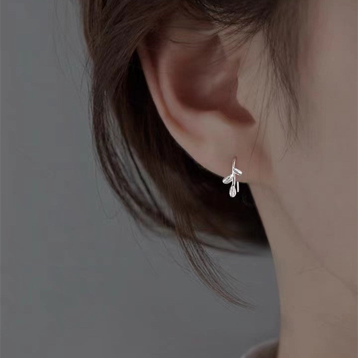 Pendientes Pequeños de Hojas en Plata Pura con Cierre de Gancho