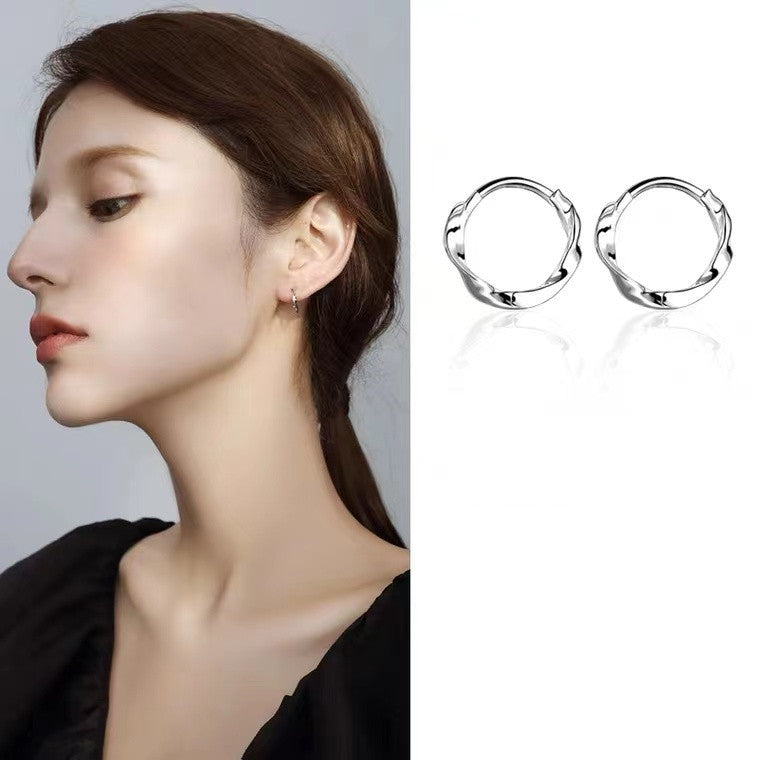 Aros Pequeños de Plata Pura con Diseño Möbius y Cierre de Click
