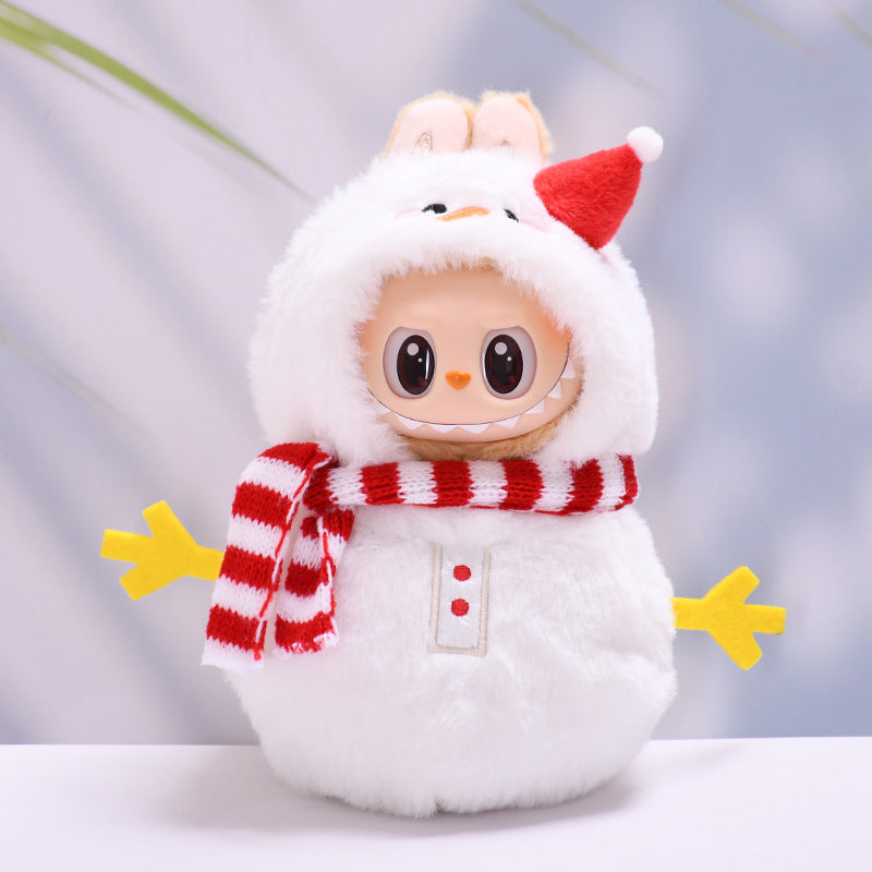Disfraz navideño de muñeco de nieve para figura Labubu de 17 cm, con diseño suave, botones rojos y bufanda tejida.