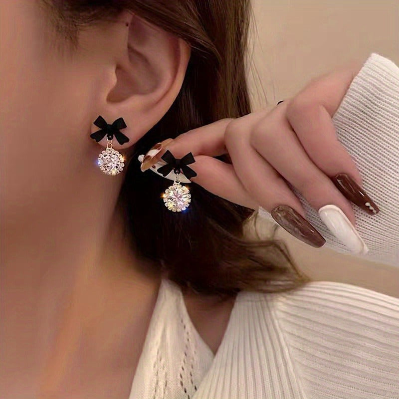 Aretes de Lazo Negro con Colgante Circular en Zirconias Brillantes