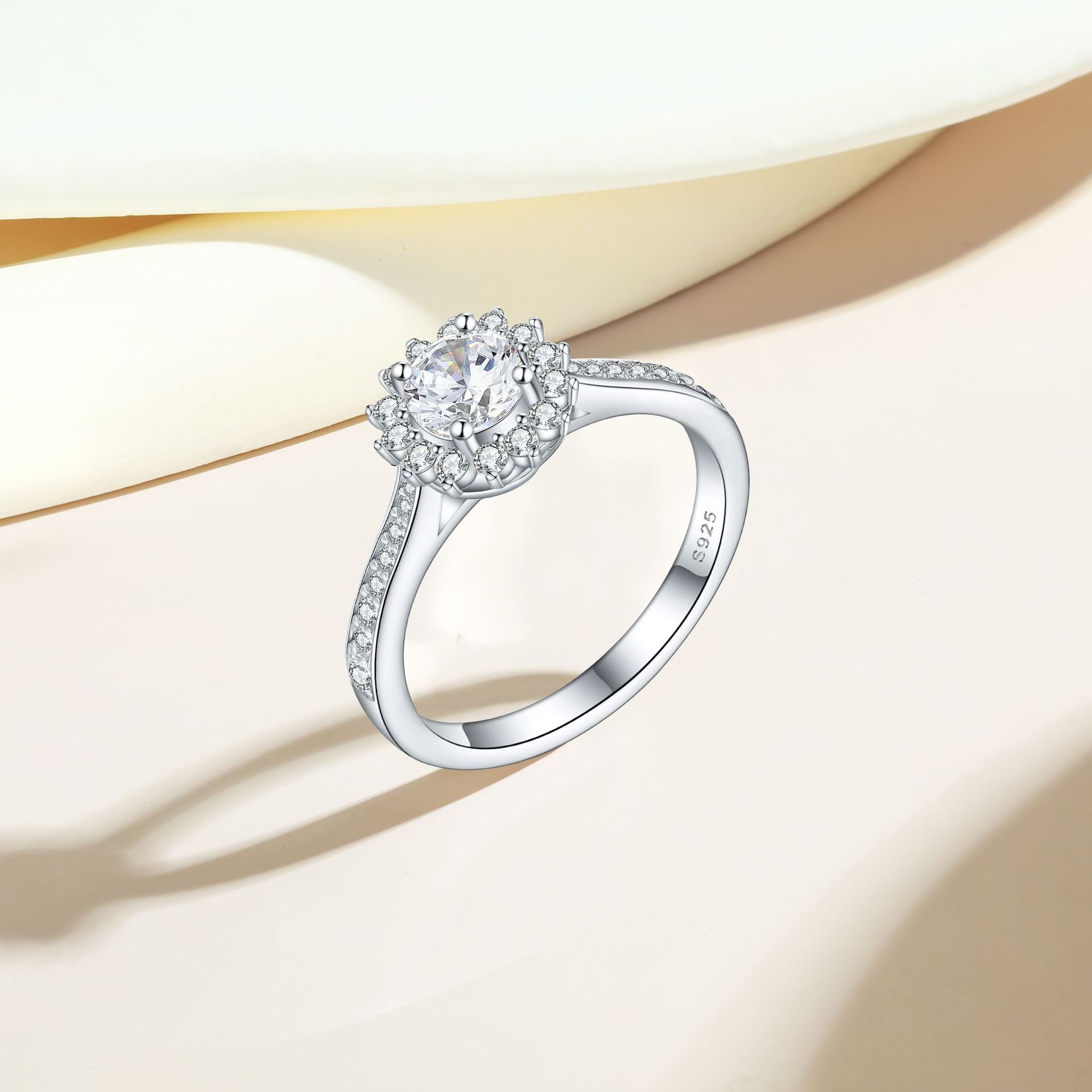 Anillo de Compromiso en Plata 925 con Diseño de Girasol y Circonitas para Mujer