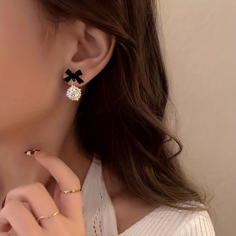 Aretes de Lazo Negro con Colgante Circular en Zirconias Brillantes