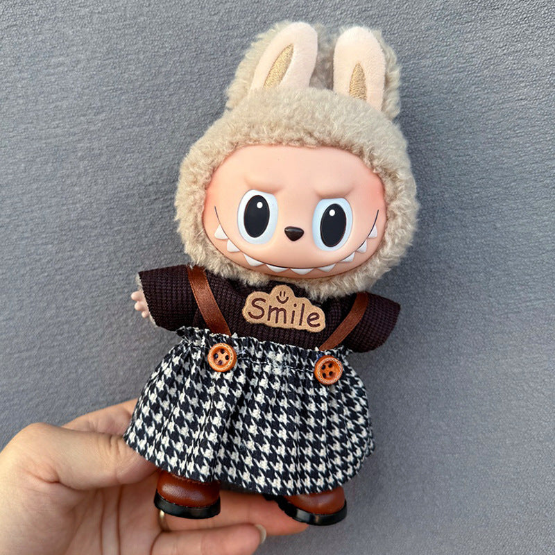 Falda pata de gallo con suéter marrón para muñeca Labubu de 17cm, ropa estilo retro con mensaje 'Smile'.