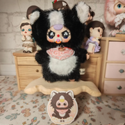Peluche Baby Three Coleccionable - Caja Sorpresa Serie “¿De Quién Es El Gato?”