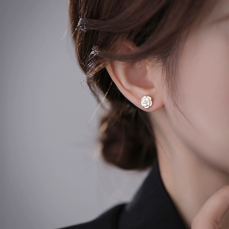 Pendientes Botón de Flor Blanca en Plata S925 – Elegantes para Toda Ocasión