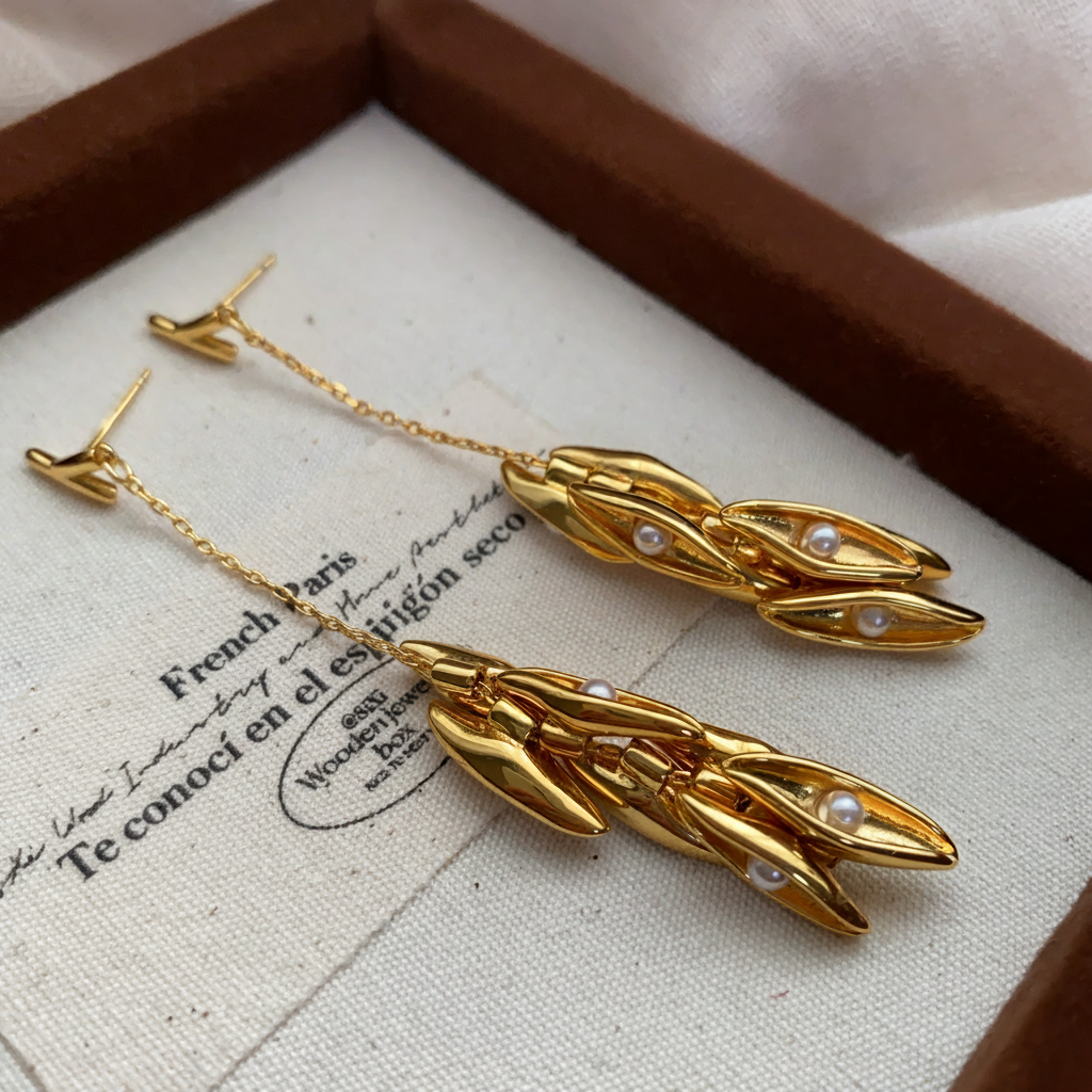 Aretes de flecos dorados con diseño de espiga floral - 2
