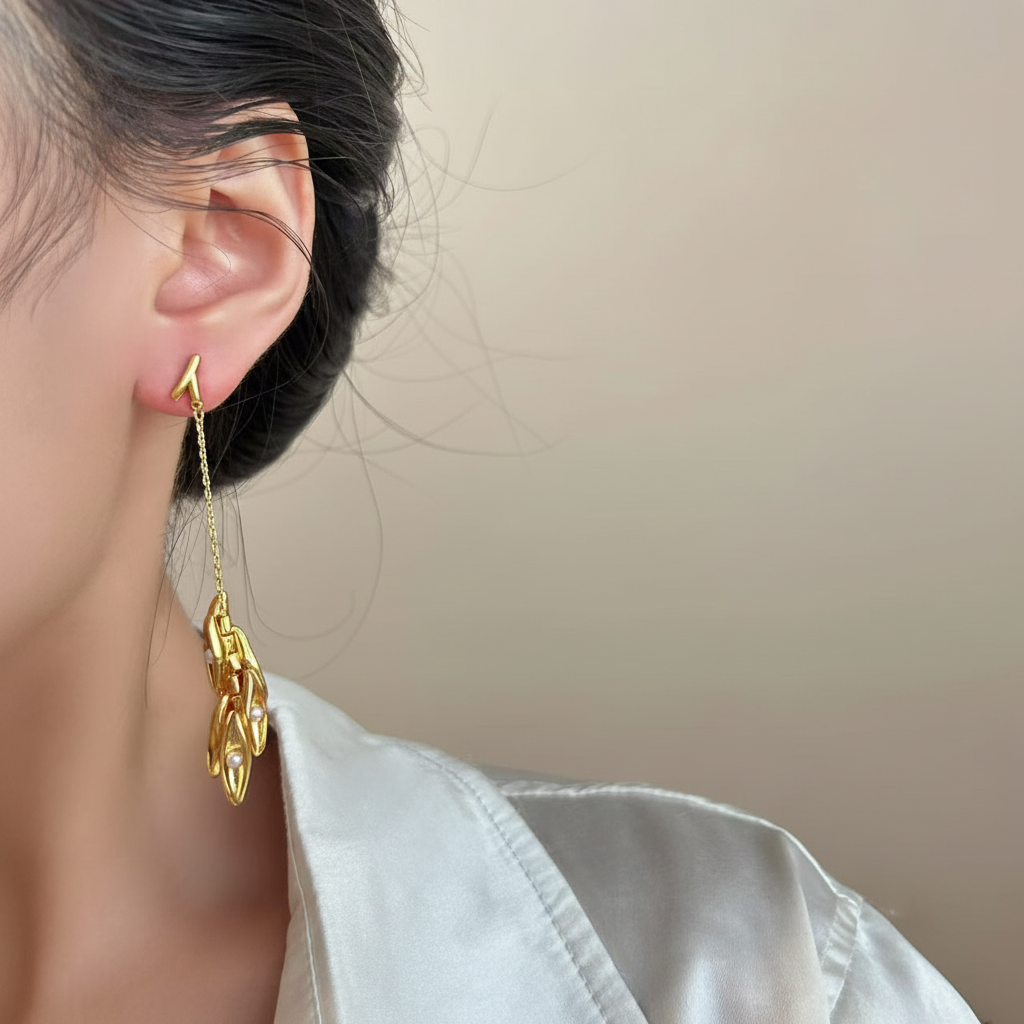 Aretes de flecos dorados con diseño de espiga floral - 3