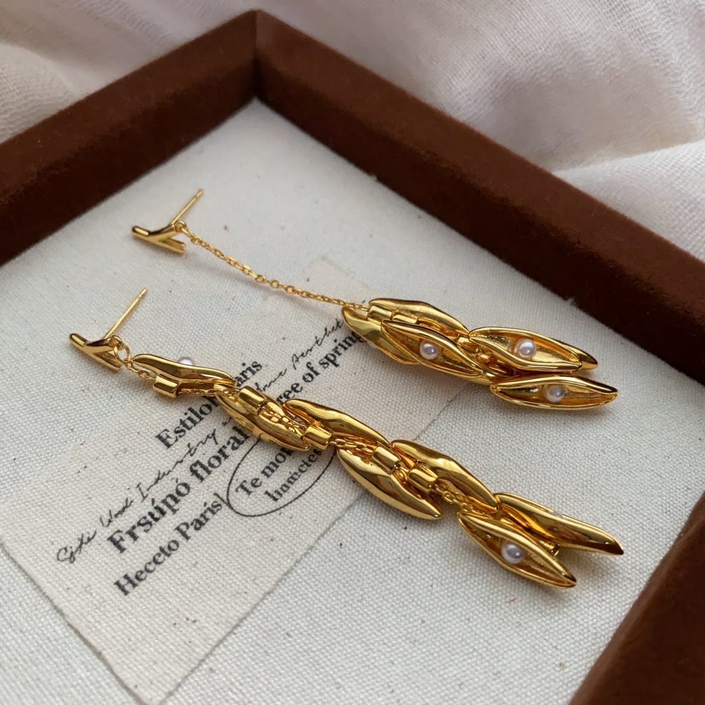 Aretes de flecos dorados con diseño de espiga floral - 4