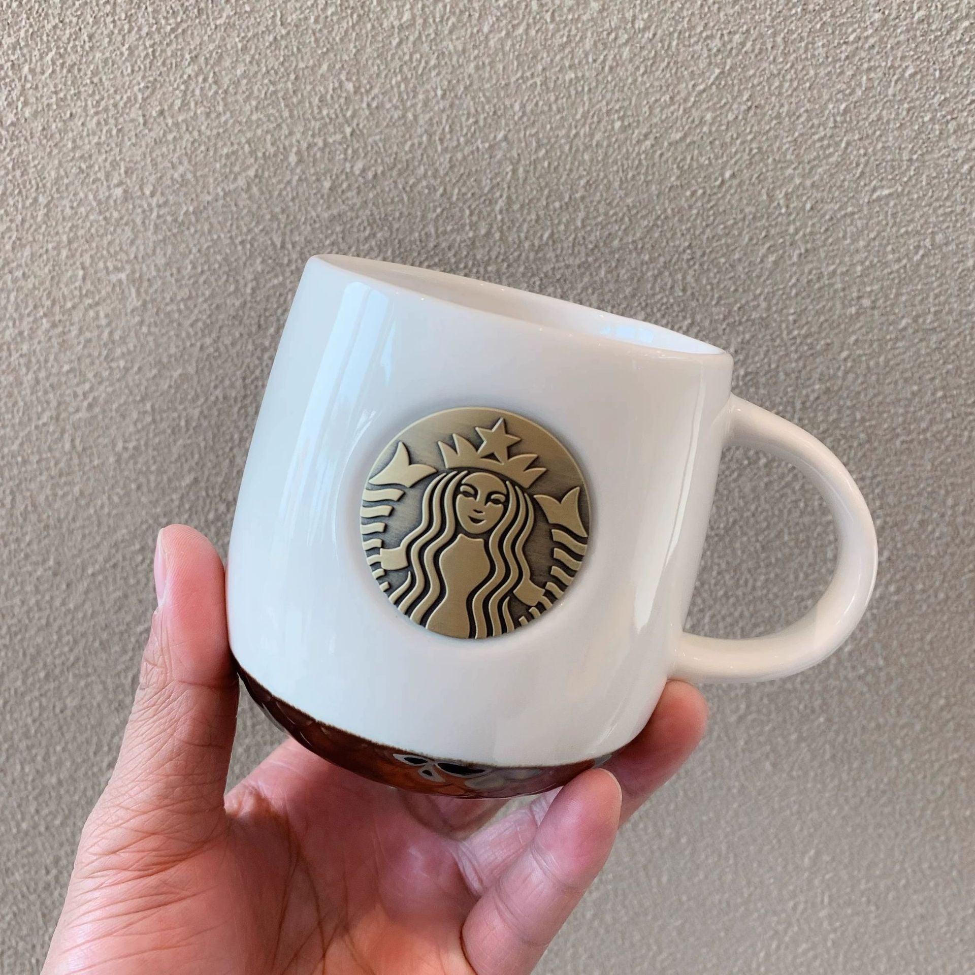 Taza de cerámica con diseño ilustrado y acabado esmalte