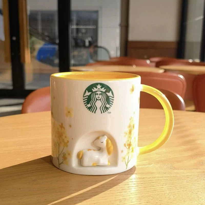 Taza de cerámica con diseño ilustrado y acabado esmalte