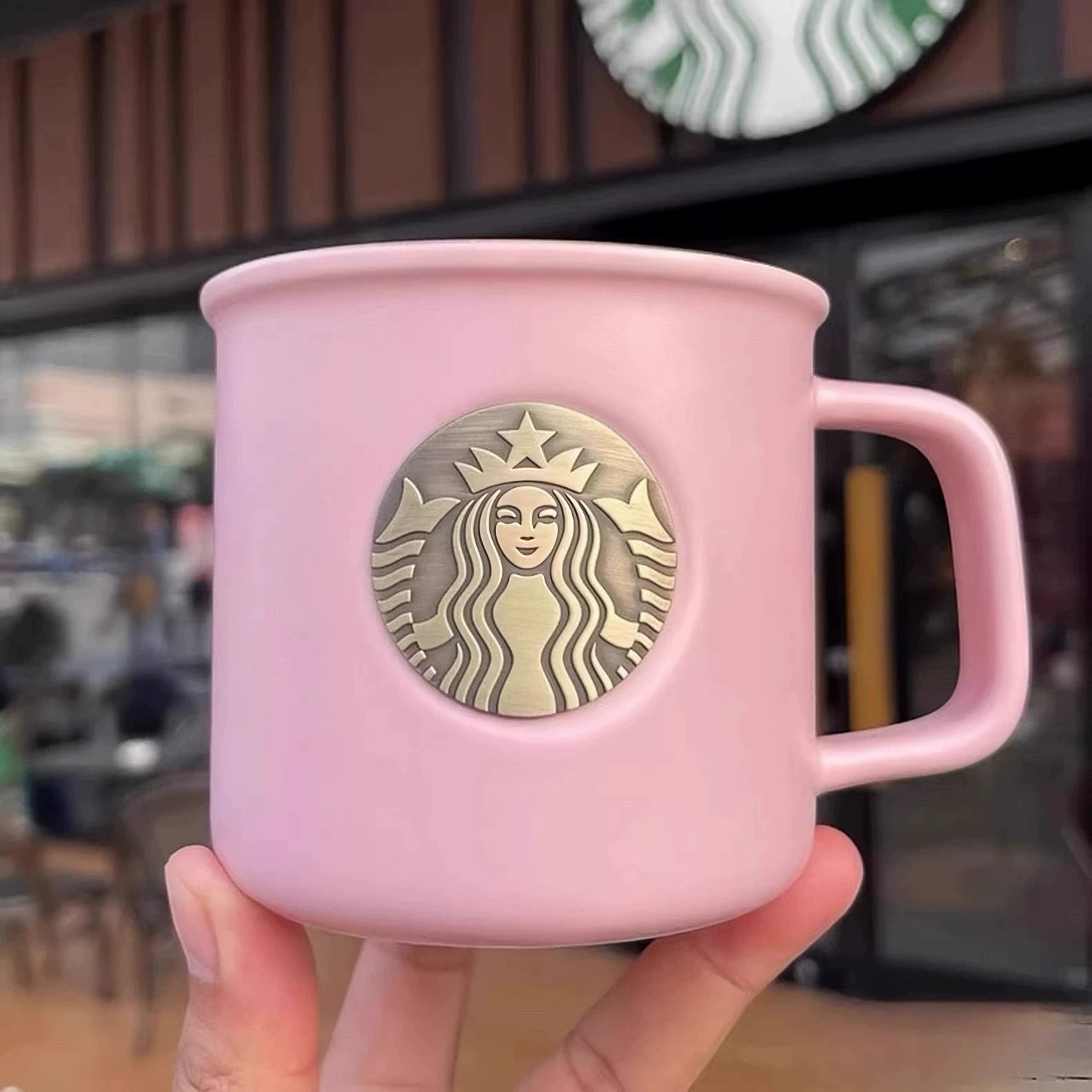 Taza de cerámica con diseño ilustrado y acabado esmalte