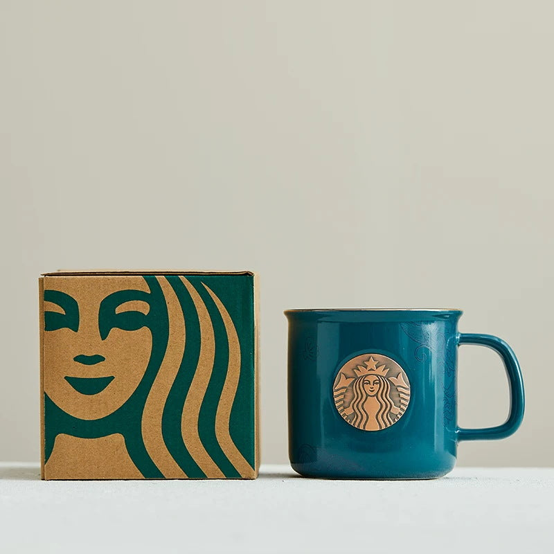 Taza de cerámica con diseño ilustrado y acabado esmalte