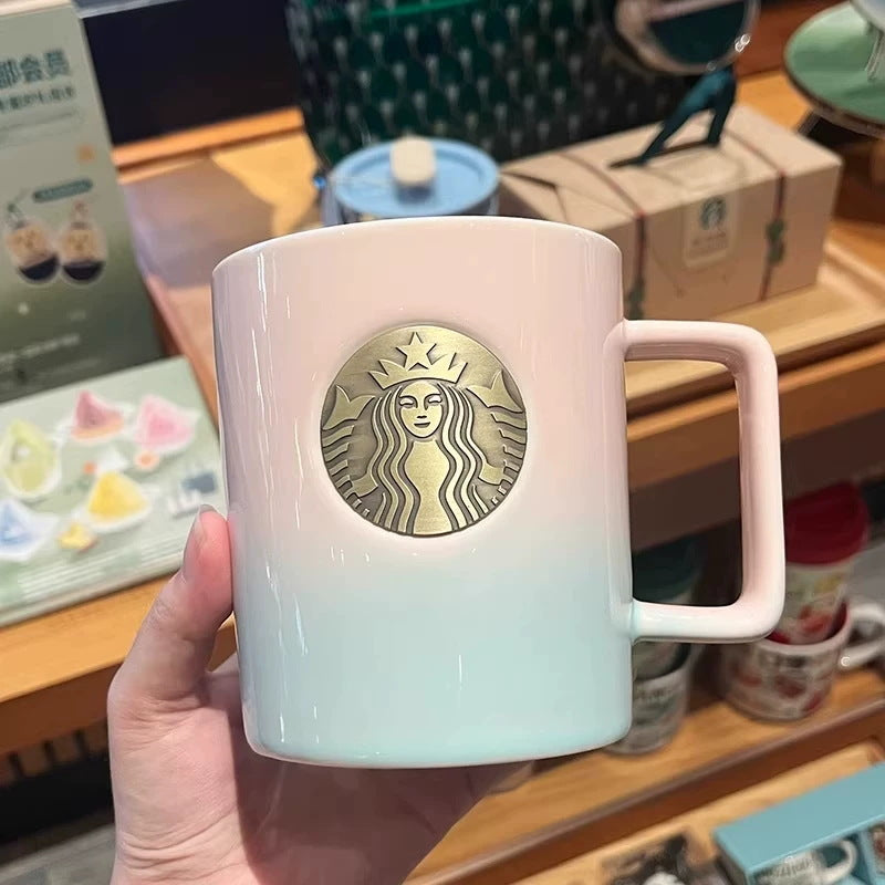 Taza de cerámica con diseño ilustrado y acabado esmalte