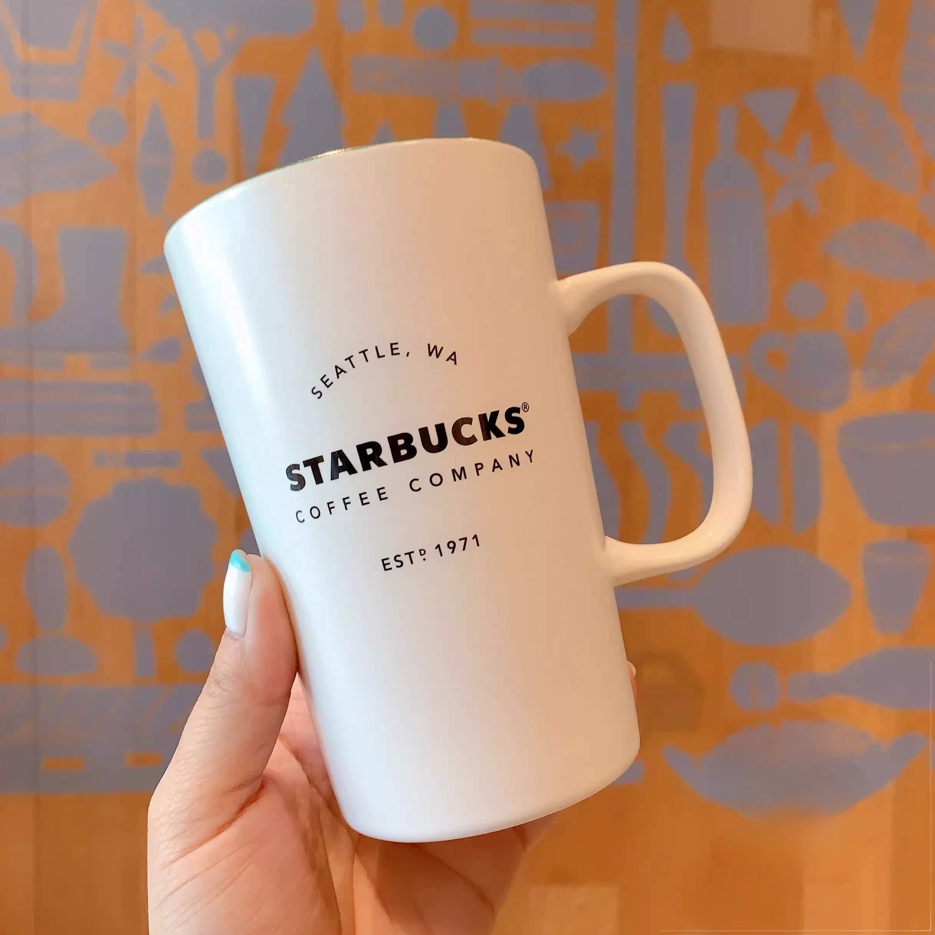 Taza de cerámica con diseño ilustrado y tapa 355 ml