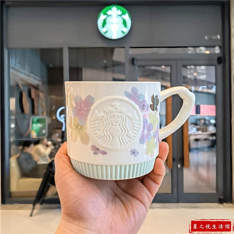 Taza de cerámica con diseño ilustrado y acabado esmalte