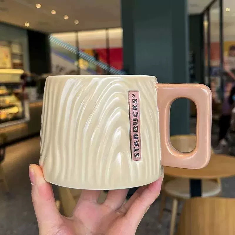 Taza de cerámica con diseño ilustrado y acabado esmalte