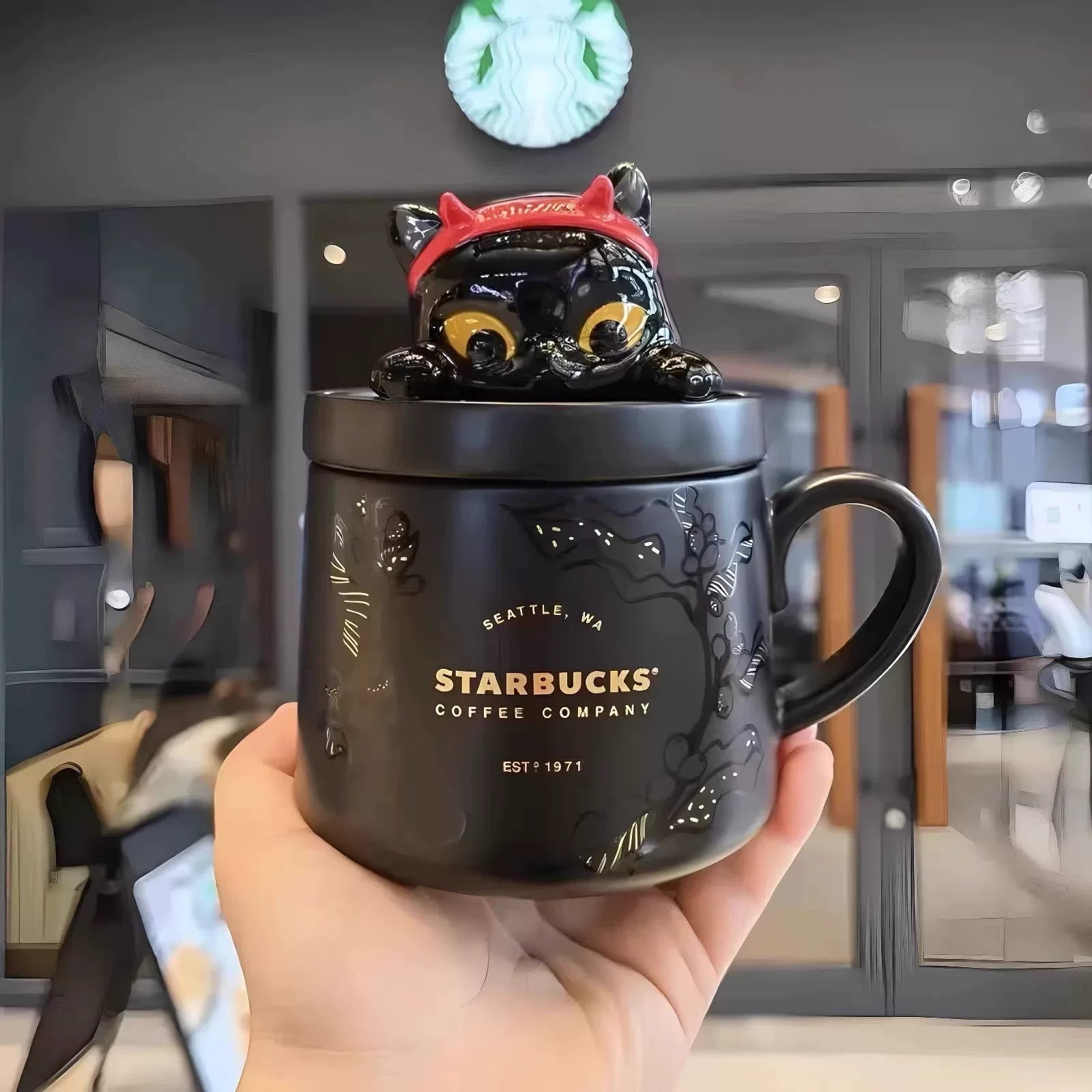 Taza de cerámica con diseño ilustrado y tapa 355 ml