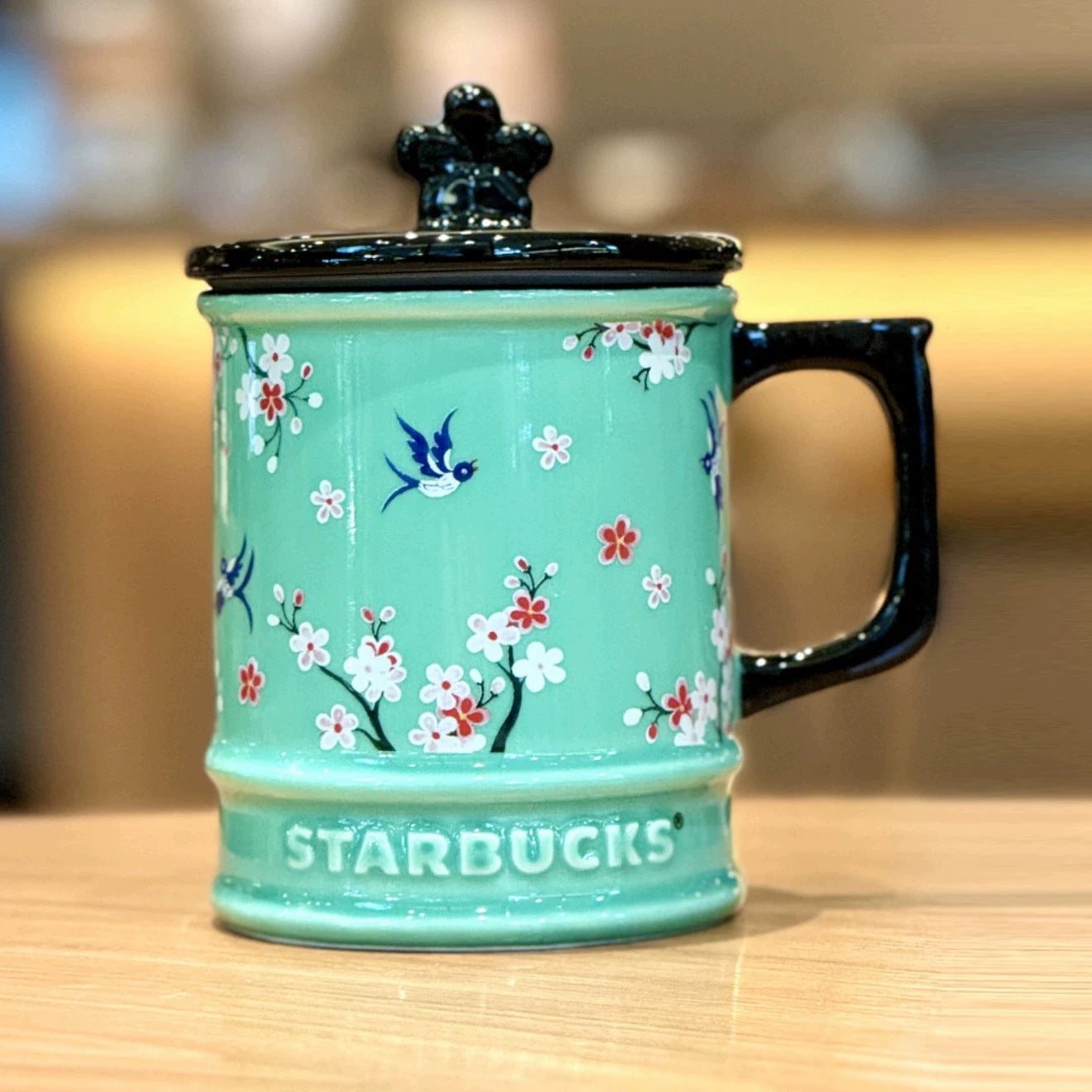 Taza de cerámica con diseño ilustrado y acabado esmalte