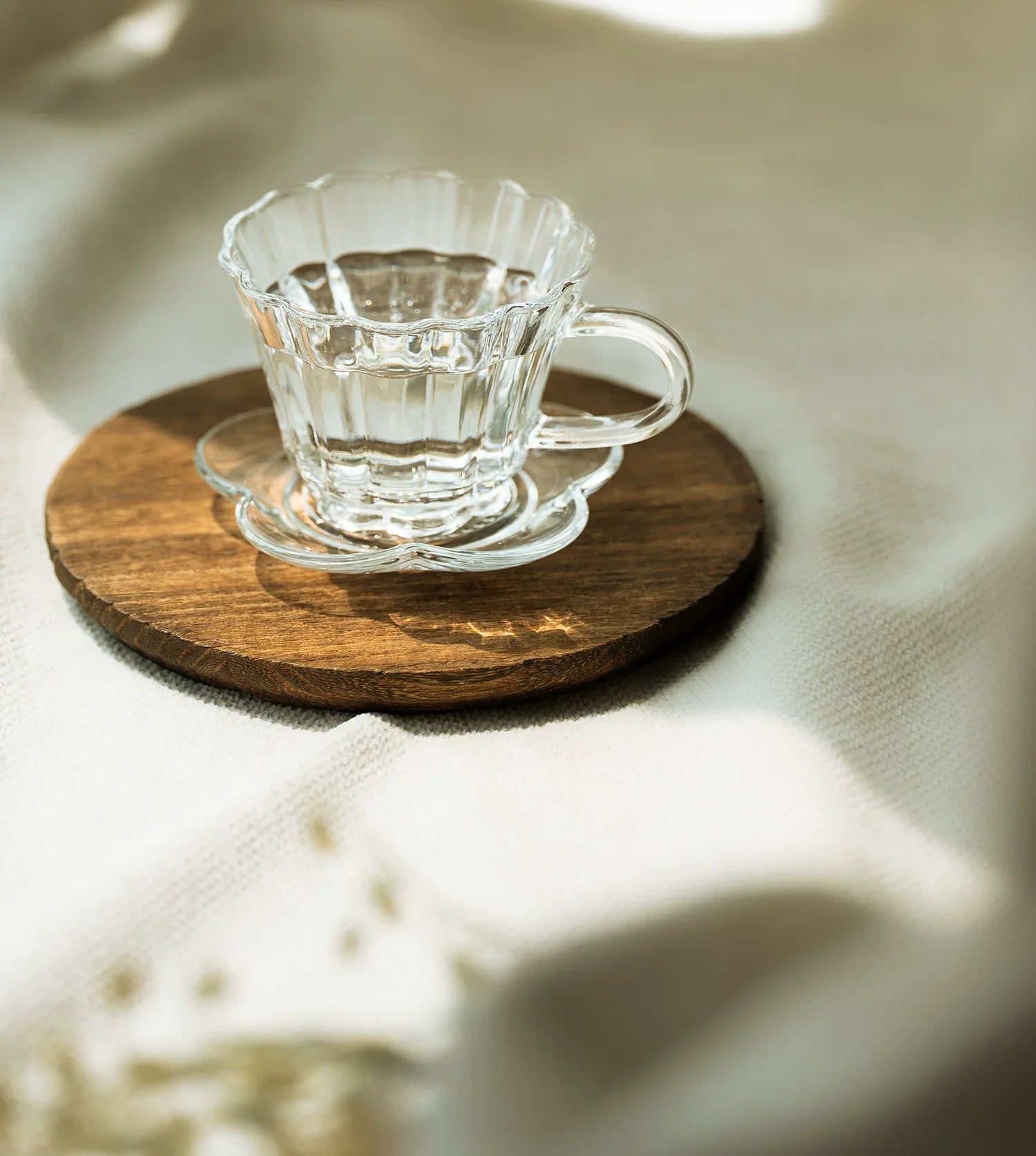 Taza de café de vidrio con platito Serie Nube