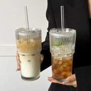 Vaso de vidrio con rayas verticales 600 ml con tapa y popote - 1