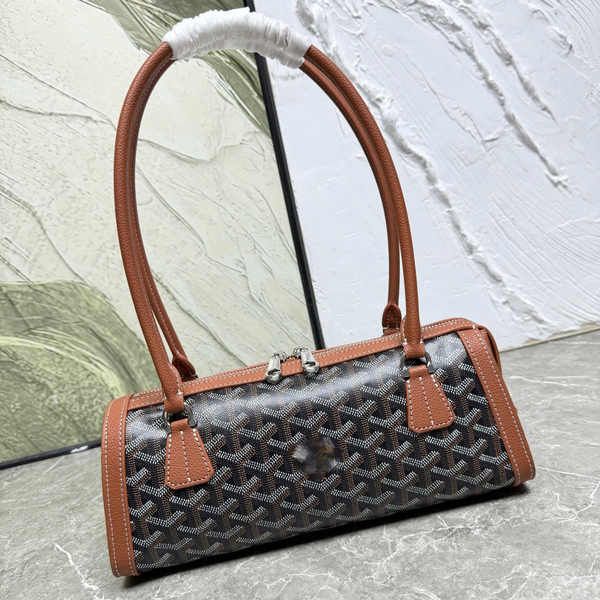 Bolsa cilíndrica de piel estilo retro con costuras decorativas