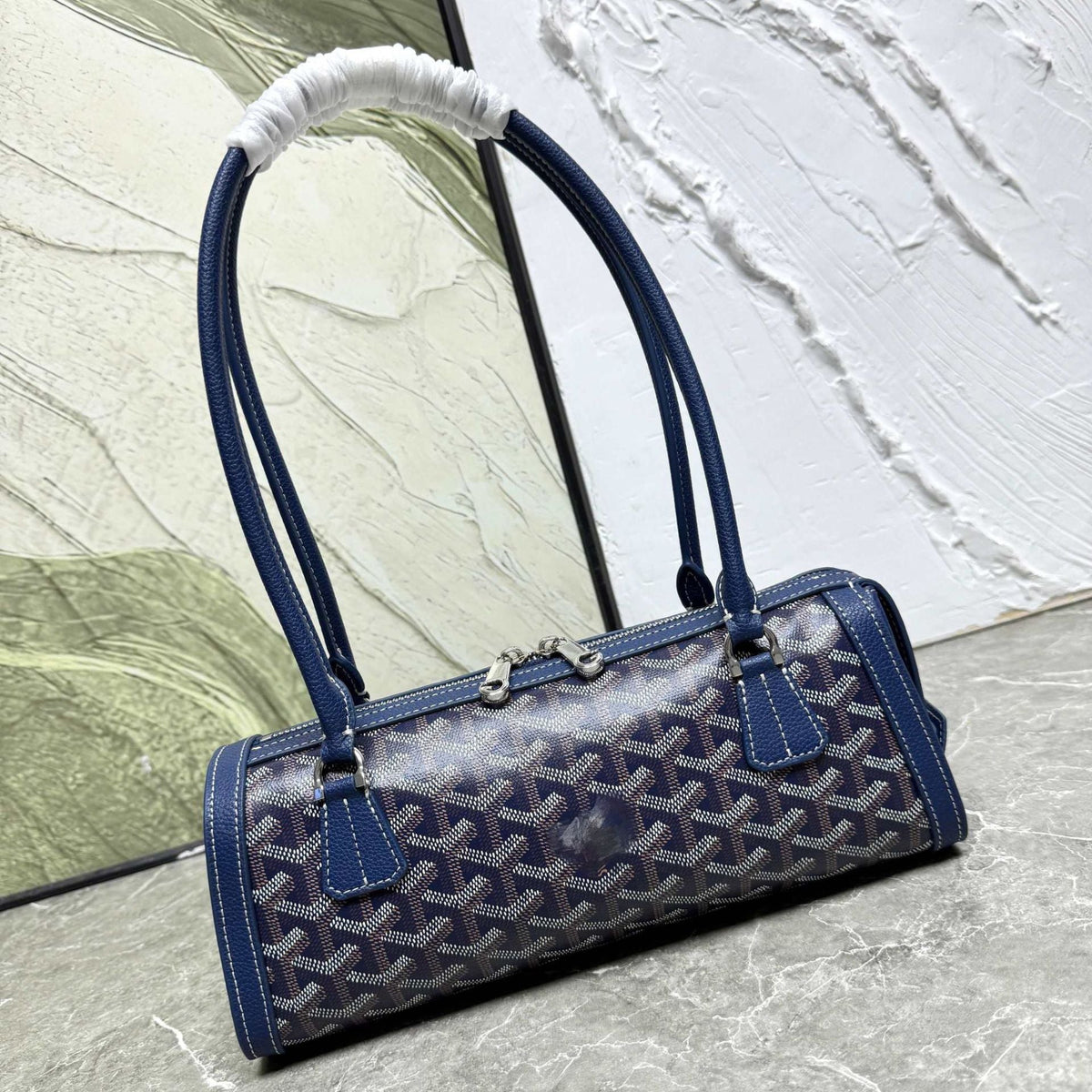 Bolsa cilíndrica de piel estilo retro con costuras decorativas