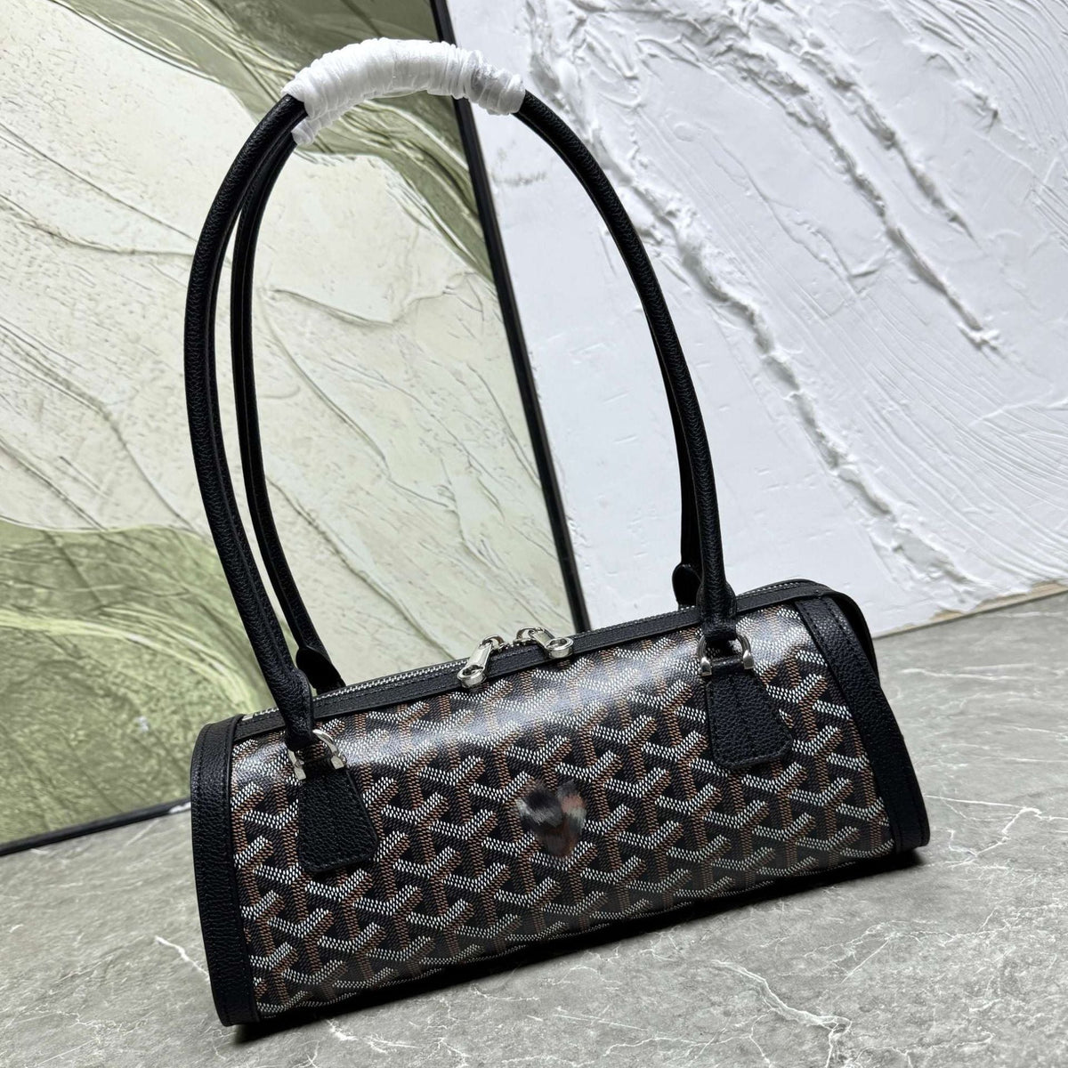 Bolsa cilíndrica de piel estilo retro con costuras decorativas