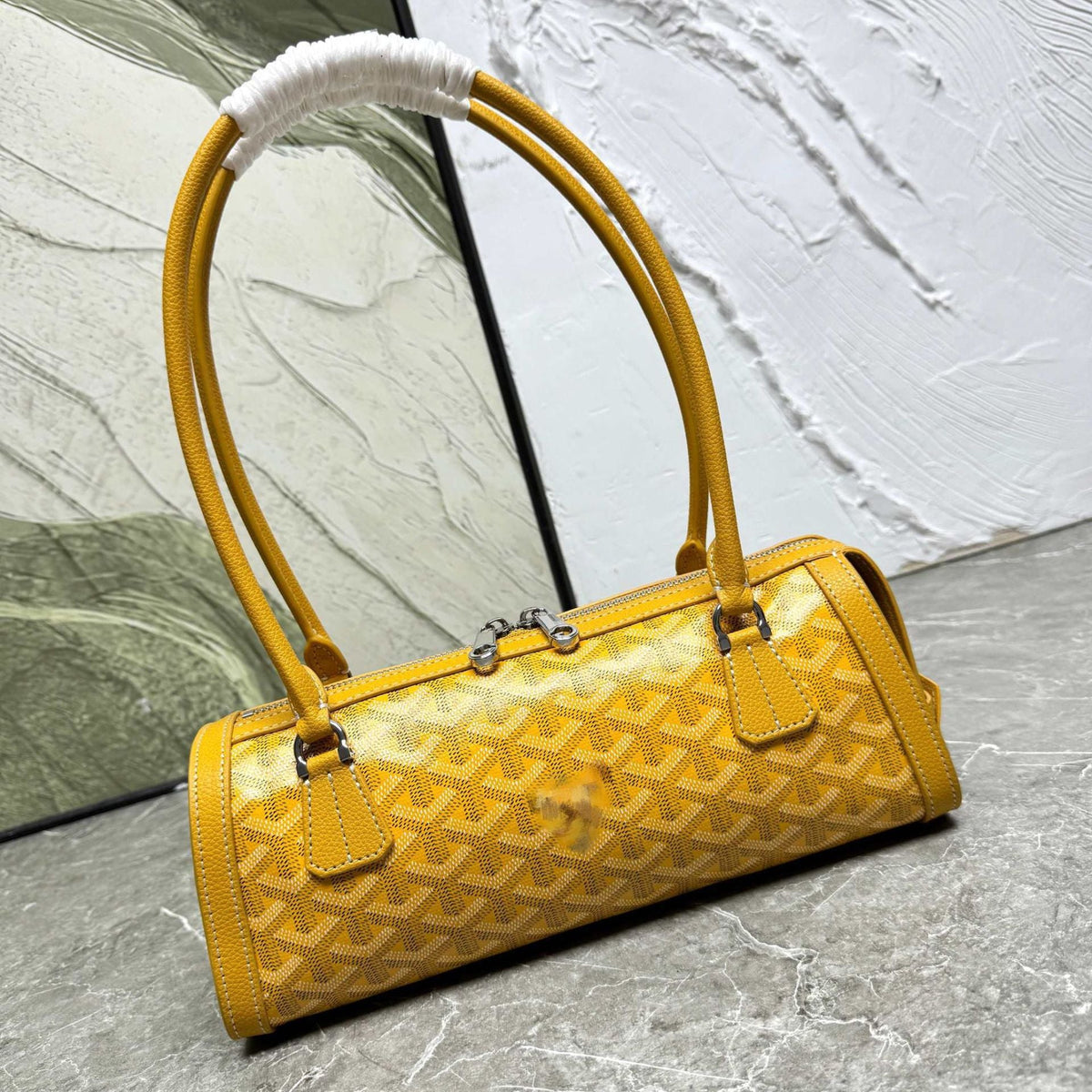 Bolsa cilíndrica de piel estilo retro con costuras decorativas