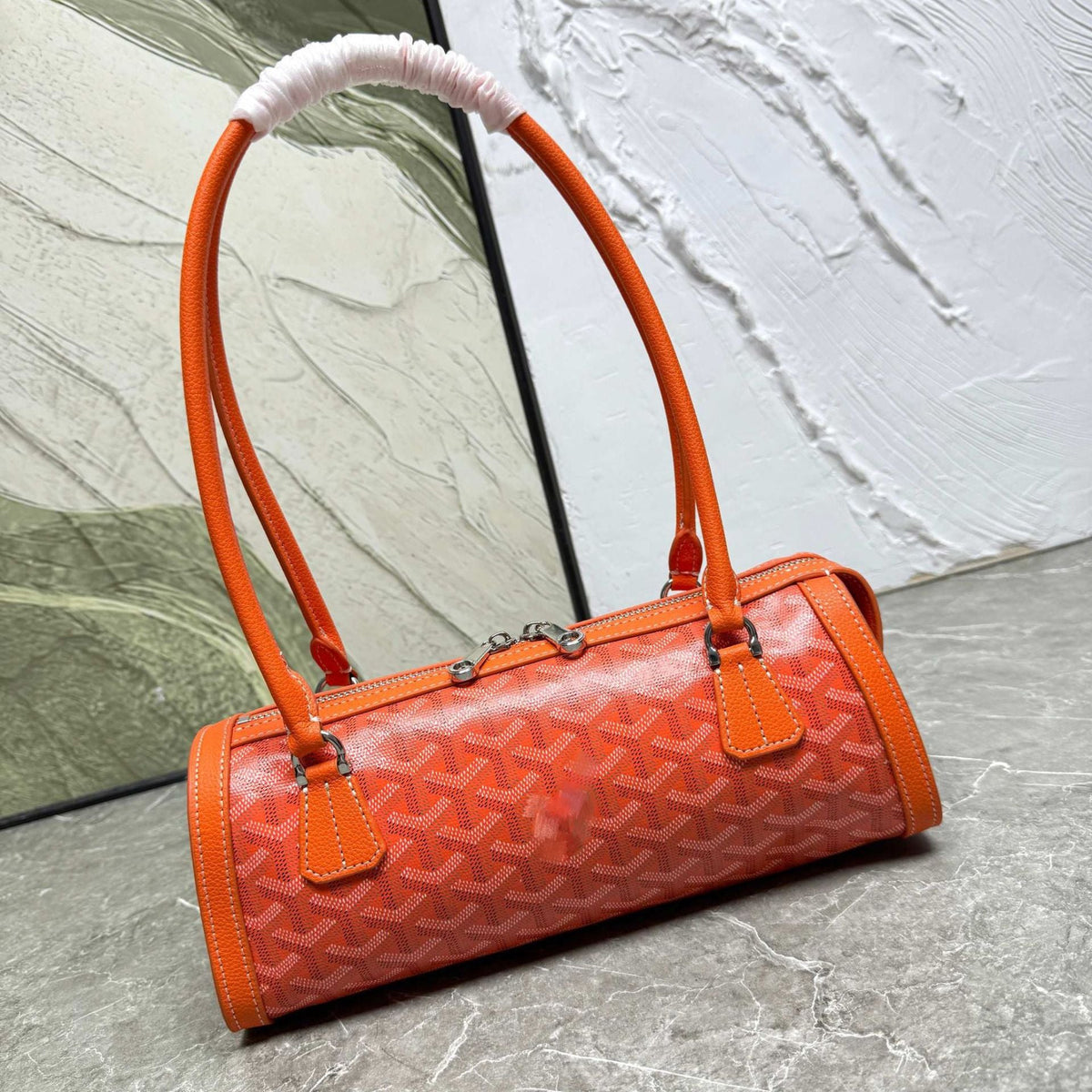 Bolsa cilíndrica de piel estilo retro con costuras decorativas