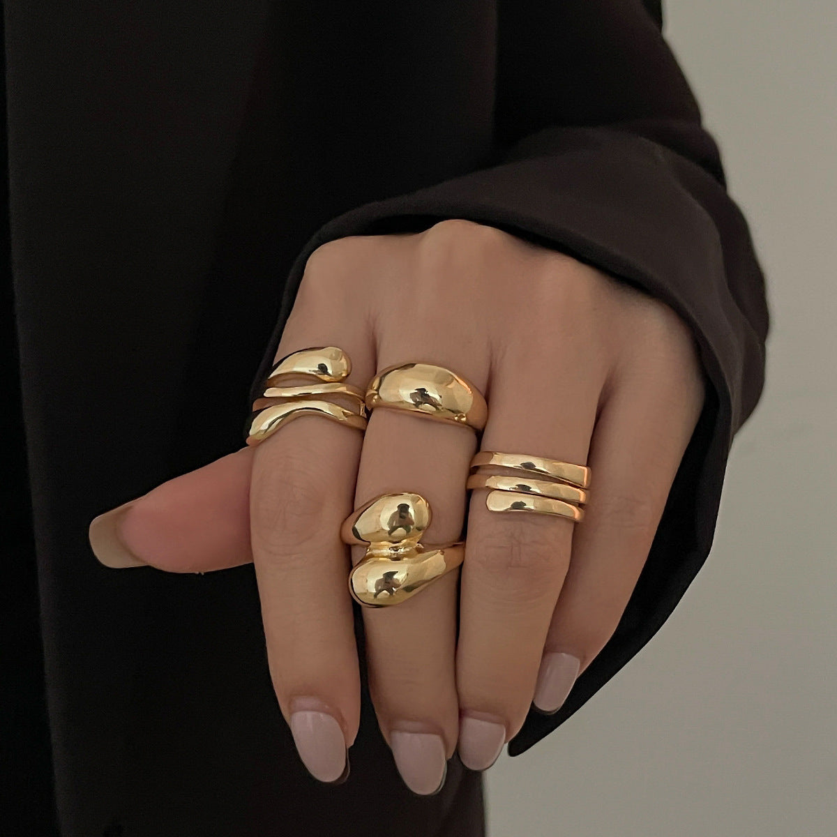 Brazalete metálico geométrico estilo glam