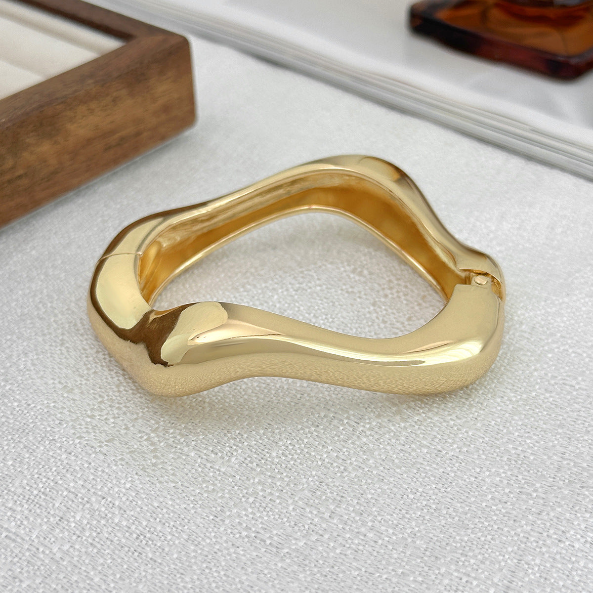 Brazalete metálico geométrico estilo glam