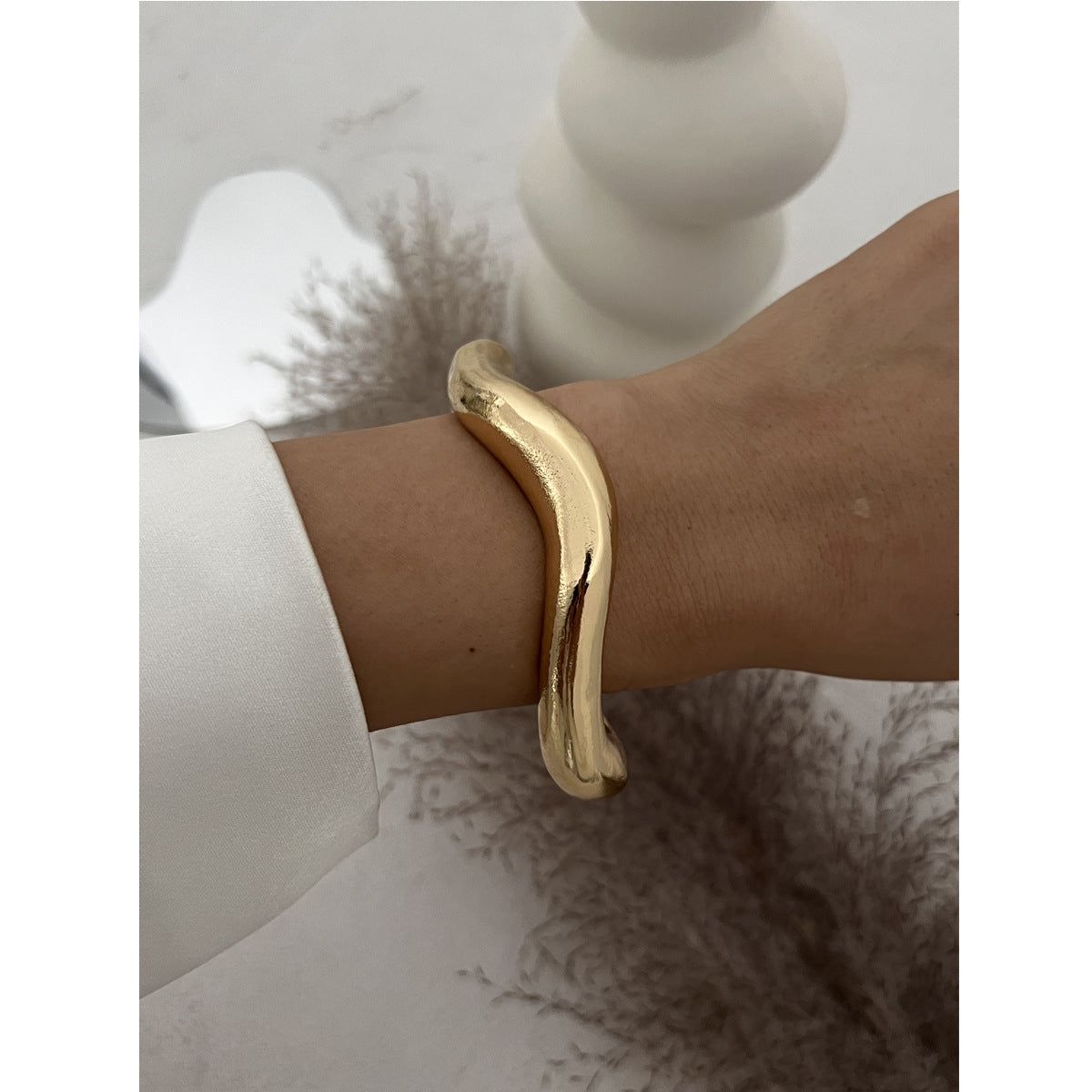 Brazalete metálico geométrico estilo glam