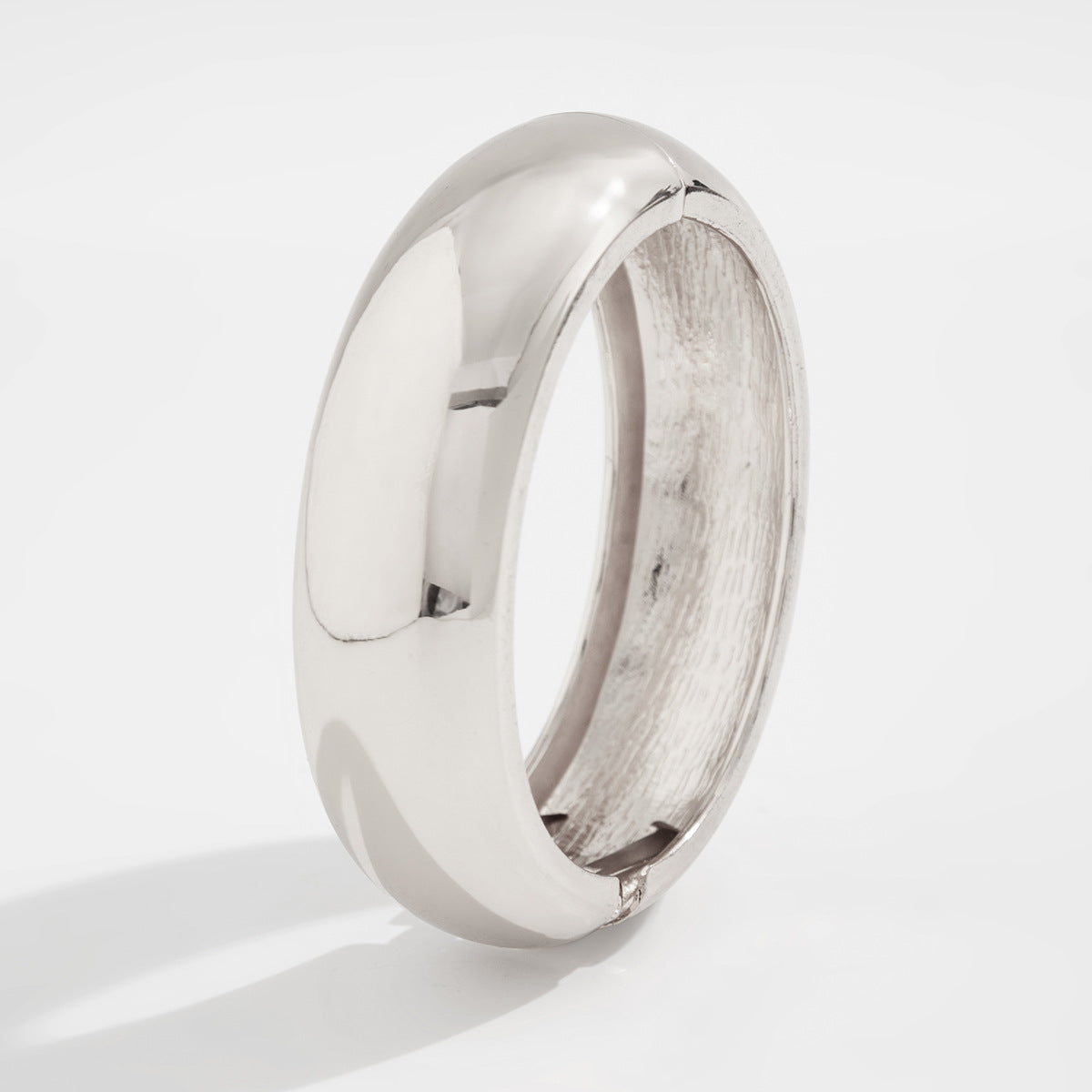 Brazalete metálico geométrico estilo glam