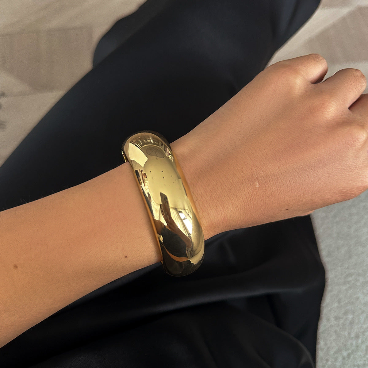 Brazalete metálico geométrico estilo glam