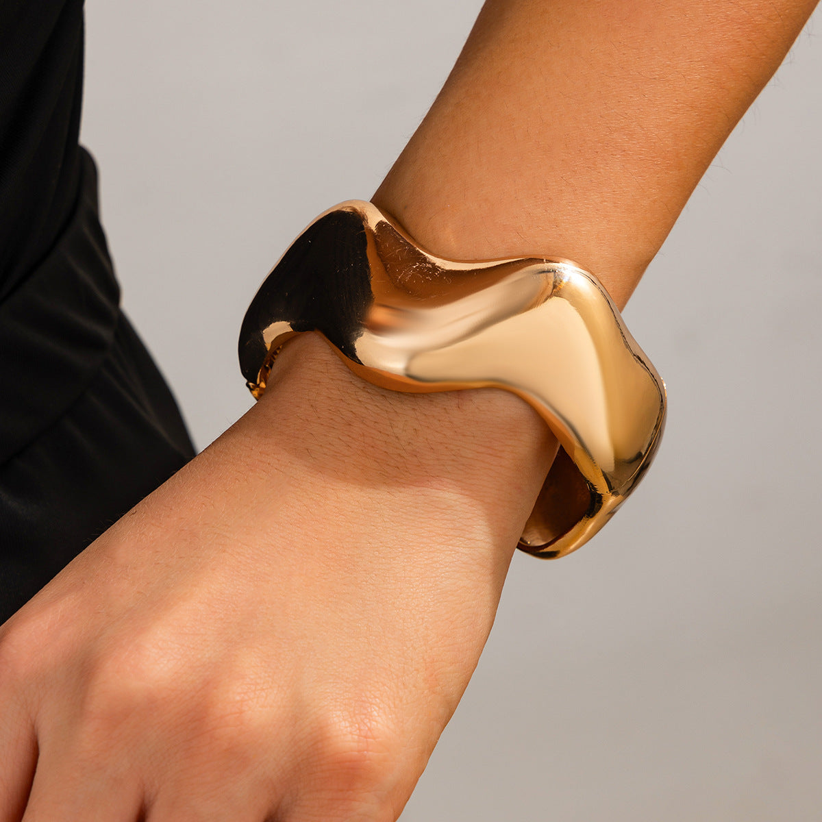 Brazalete metálico geométrico estilo glam