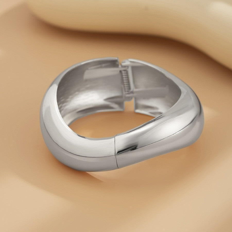 Brazalete metálico geométrico estilo glam