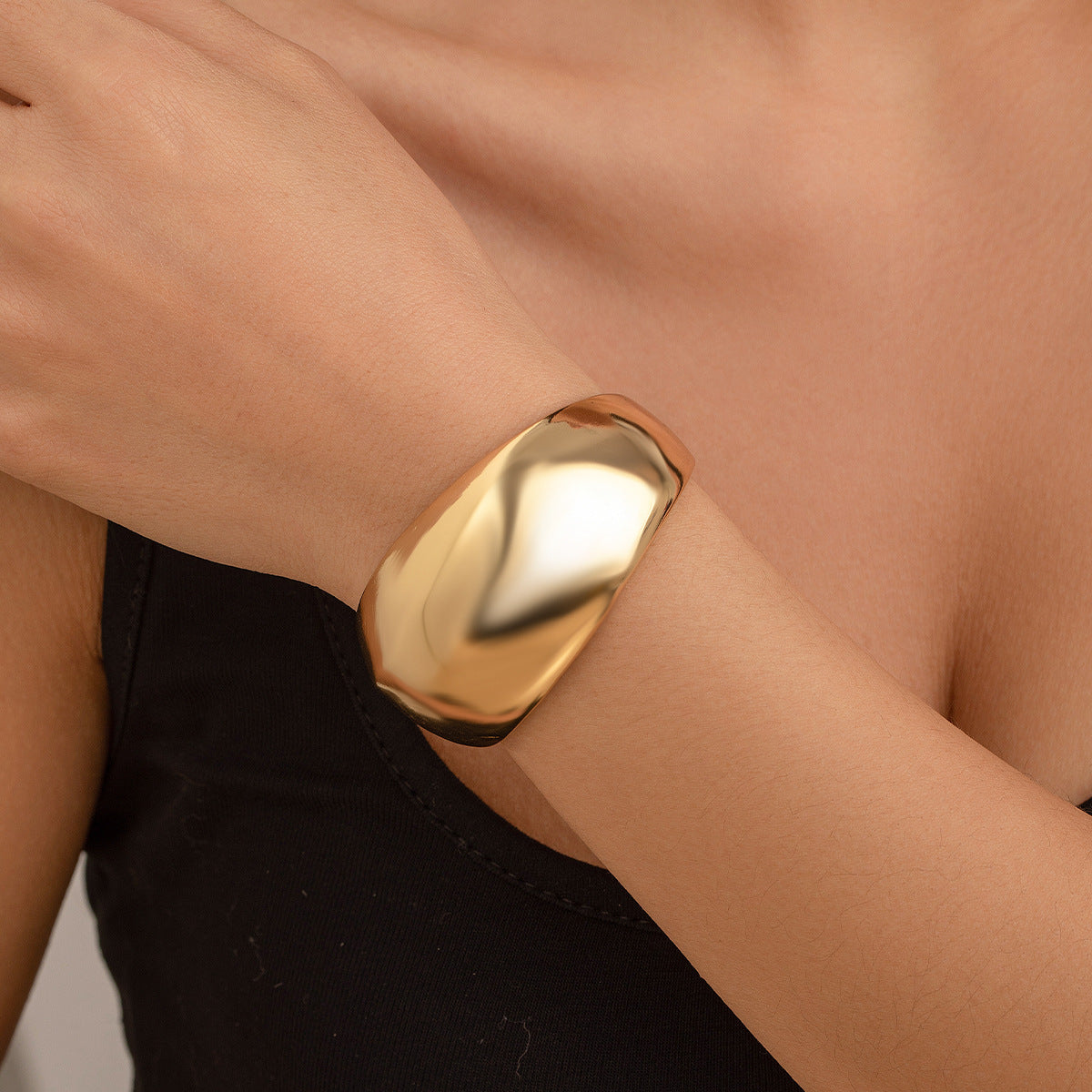 Brazalete metálico geométrico estilo glam