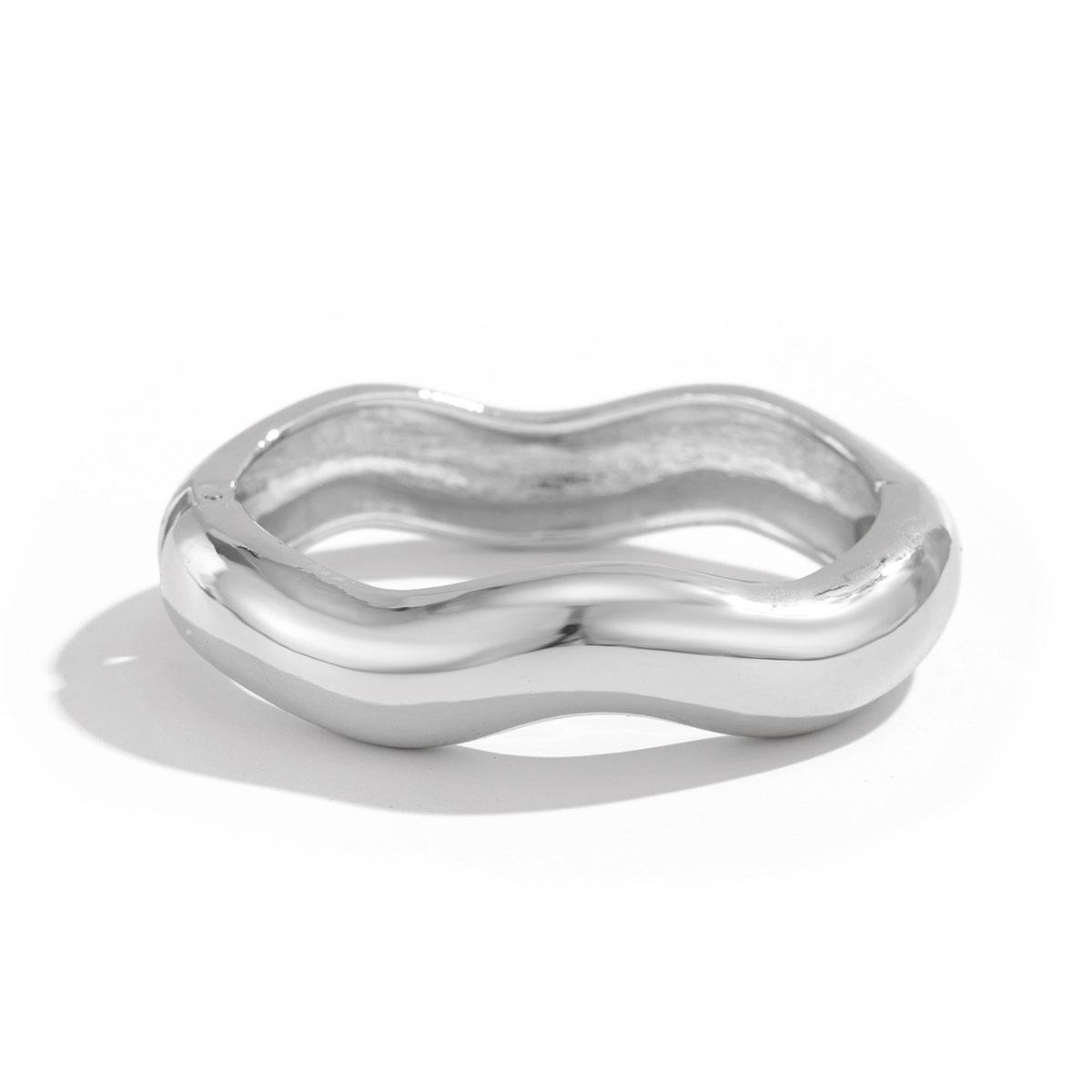 Brazalete metálico geométrico estilo glam