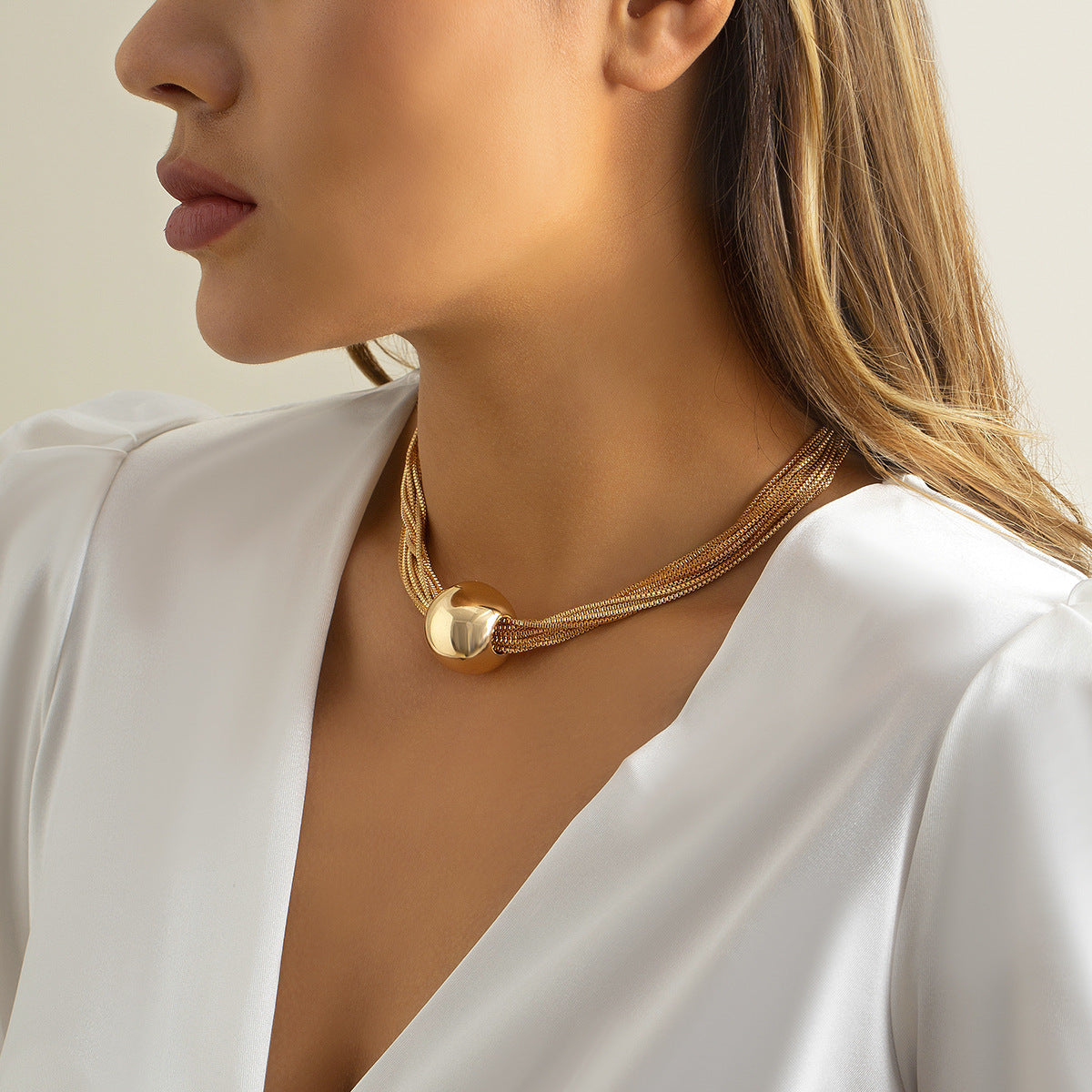 Collar multicapa con dije de bola estilo hip hop mujer