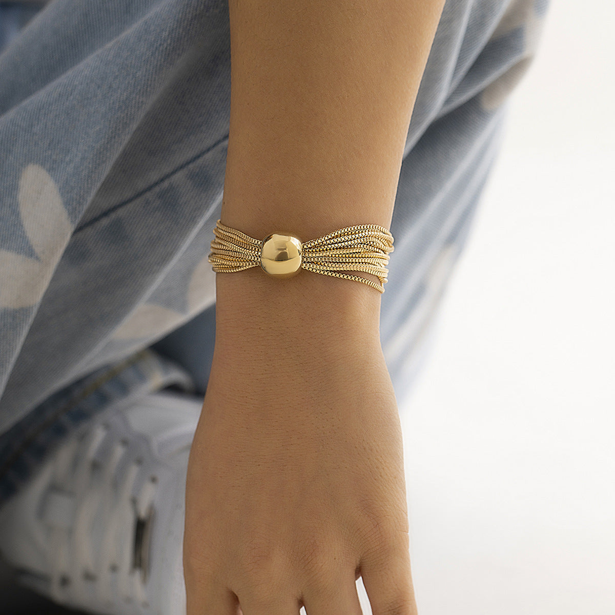 Collar multicapa con dije de bola estilo hip hop mujer