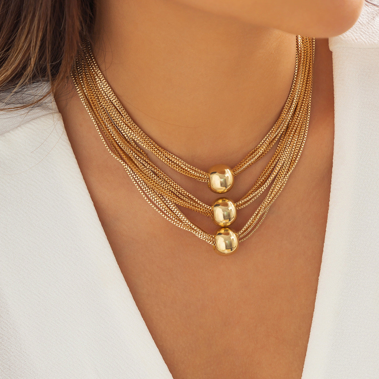 Collar multicapa con dije de bola estilo hip hop mujer