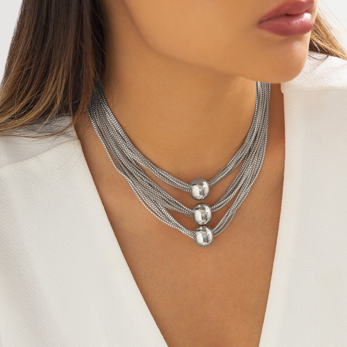Collar multicapa con dije de bola estilo hip hop mujer